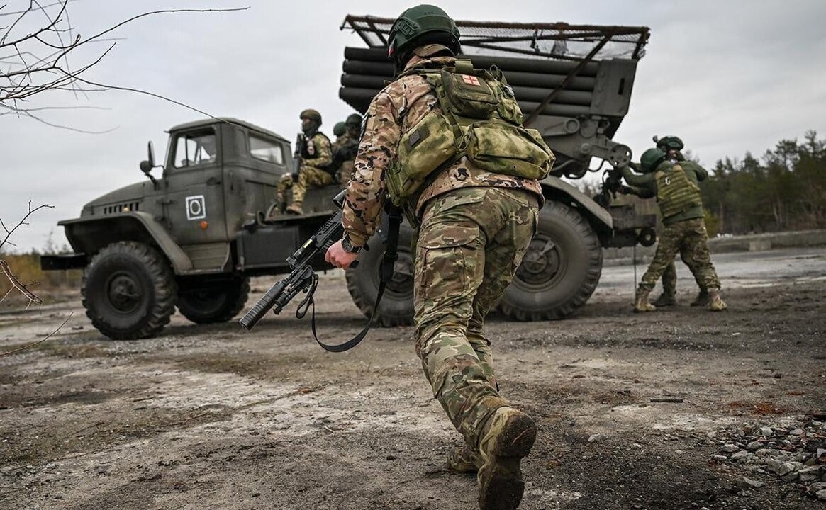 Украинские силы атакуют нефтехранилище в Ровенках