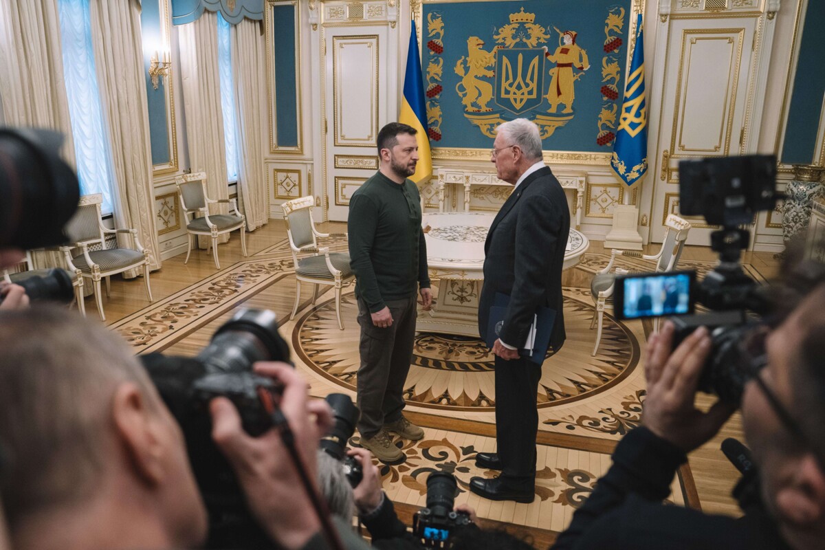 US Pressures Ukraine for Agreement Amid Tensions