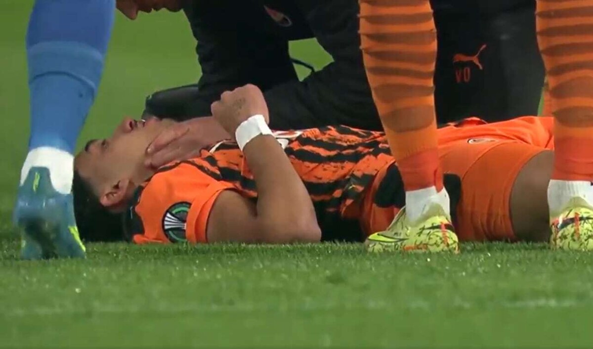 Shakhtar Player Loses Consciousness After Blow on Field