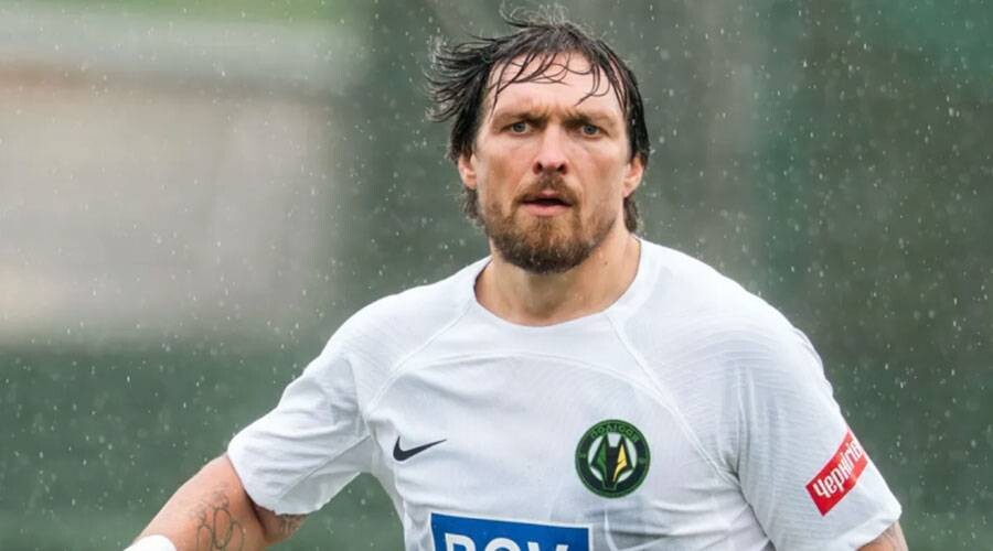 Boxer Usik plays football against world champion Müller