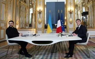 Zelensky Arrives in Paris Amid Peace Plan Talks