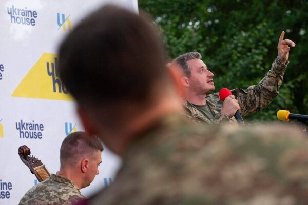 Украинский оперный певец меняет военную форму на костюм для сцены