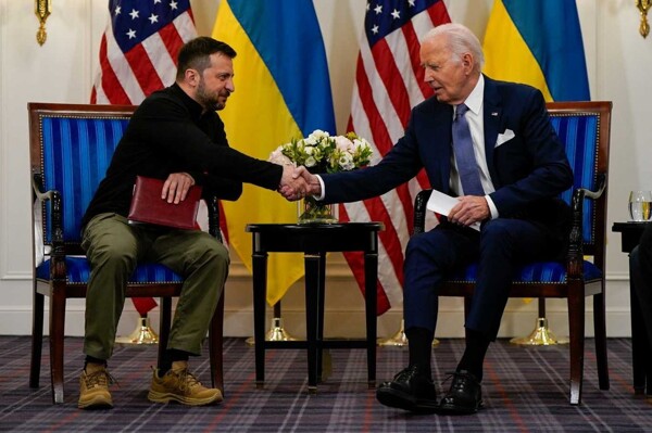 Президент Байден встречается с президентом Зеленским в Париже
