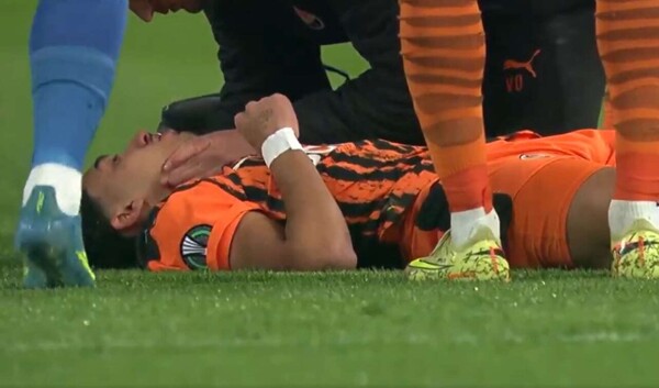 Shakhtar Player Loses Consciousness After Blow on Field