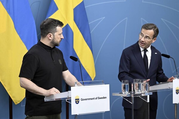 Президент Украины Зеленский просит о большем количестве оружия для армии во время визита в Швецию