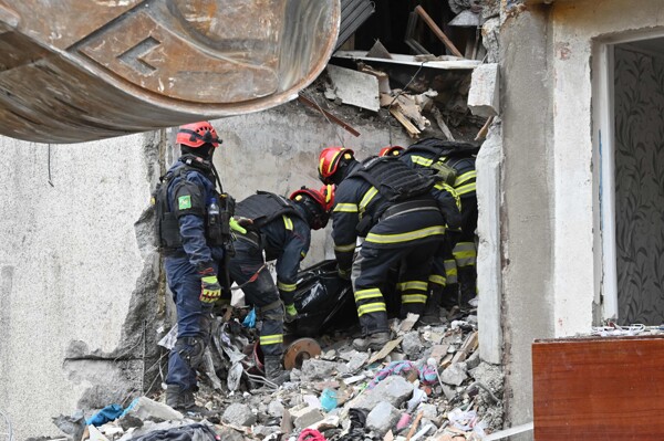 Russian Shelling Hits Residential Building in Kharkiv