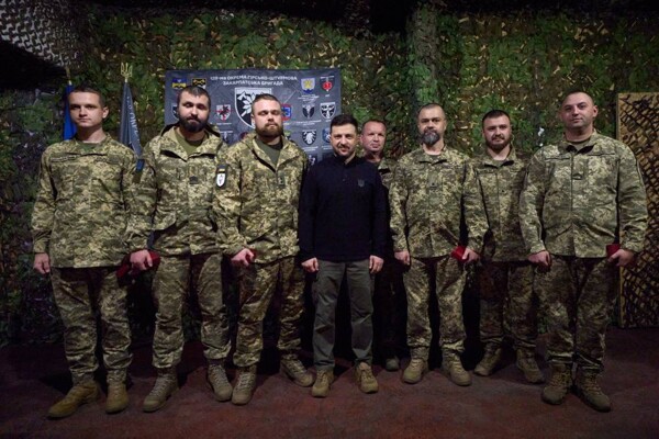 Zelensky visits soldiers in Zaporizhzhia