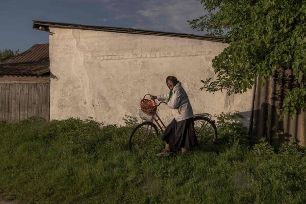 Russian forces cross Sumy border, take residents